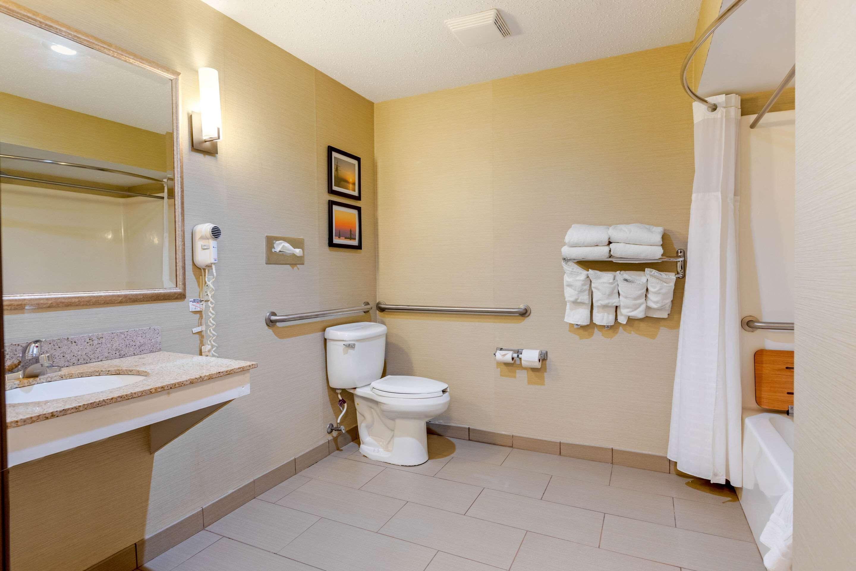 Comfort Suites South Haven Near I-96 Ngoại thất bức ảnh
