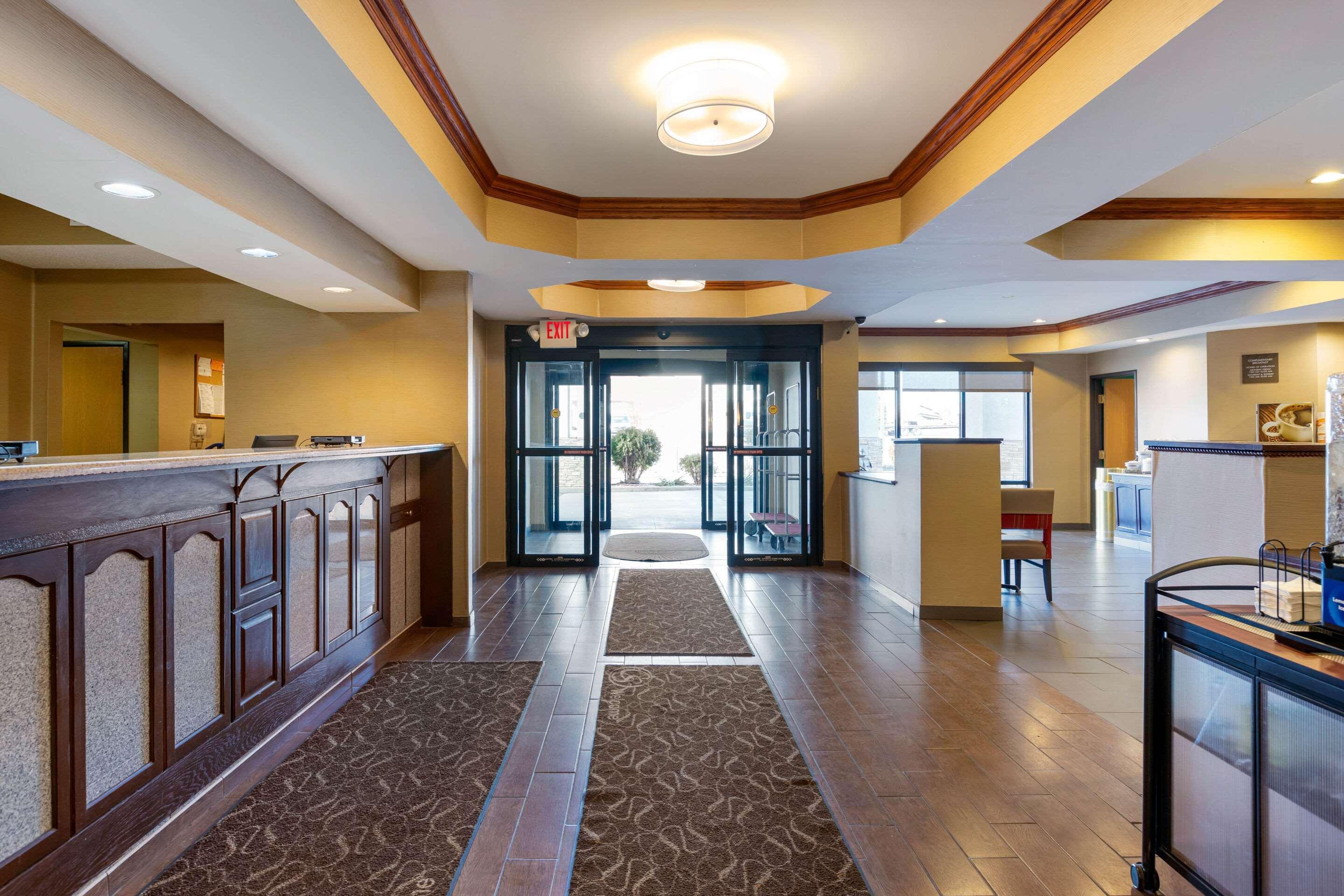 Comfort Suites South Haven Near I-96 Ngoại thất bức ảnh