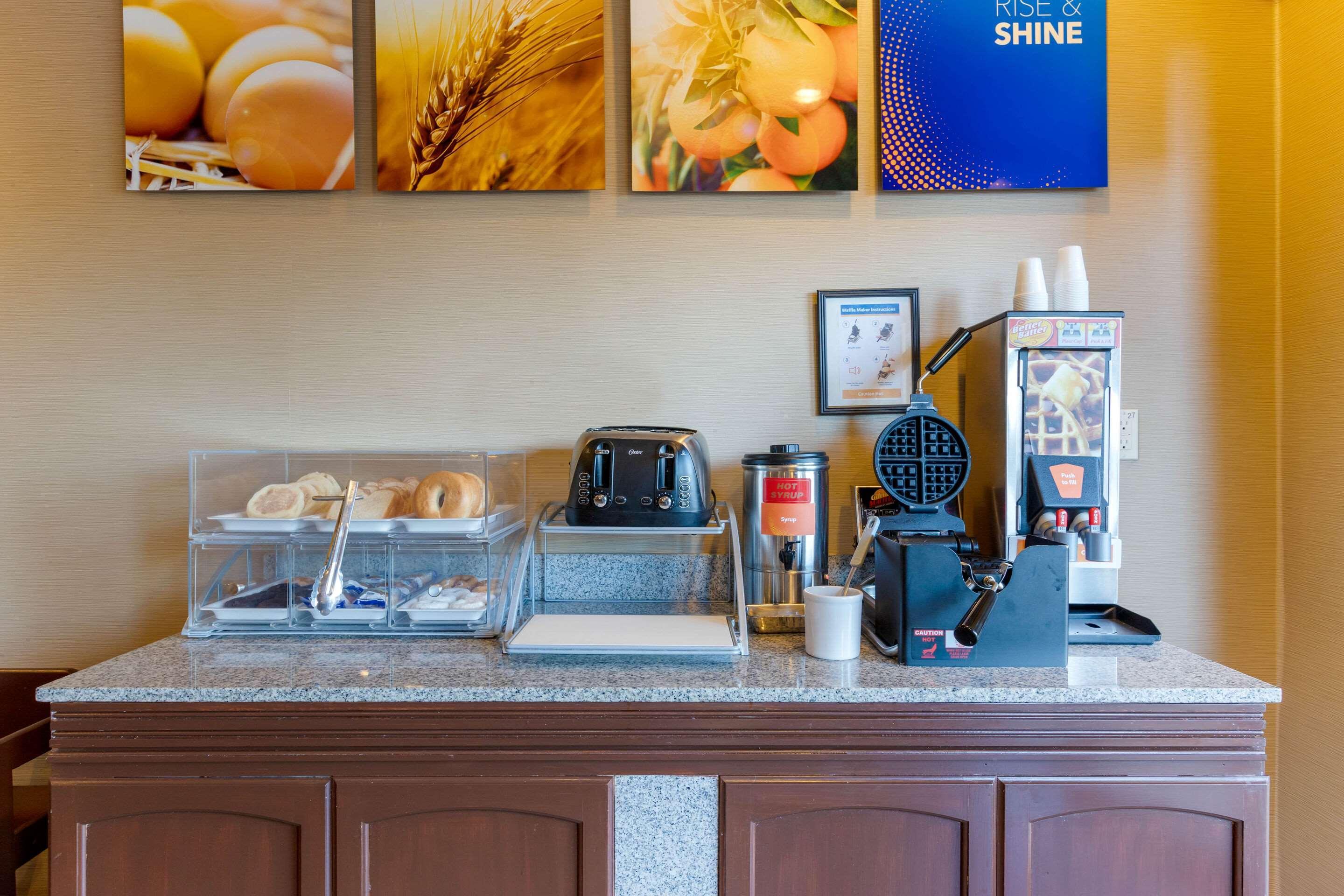 Comfort Suites South Haven Near I-96 Ngoại thất bức ảnh