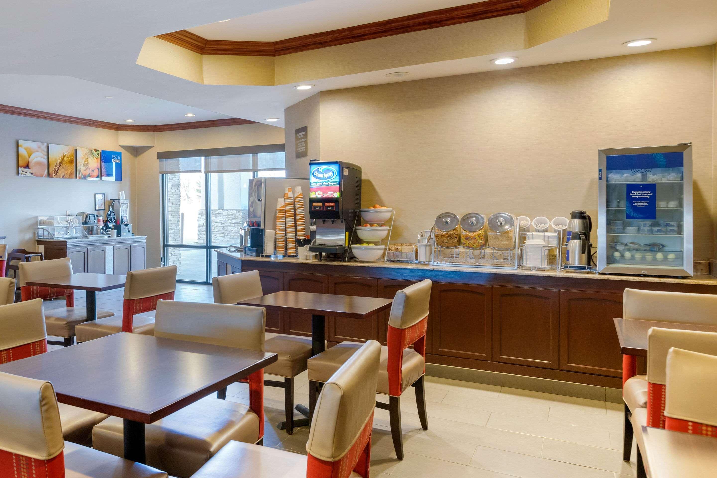 Comfort Suites South Haven Near I-96 Ngoại thất bức ảnh