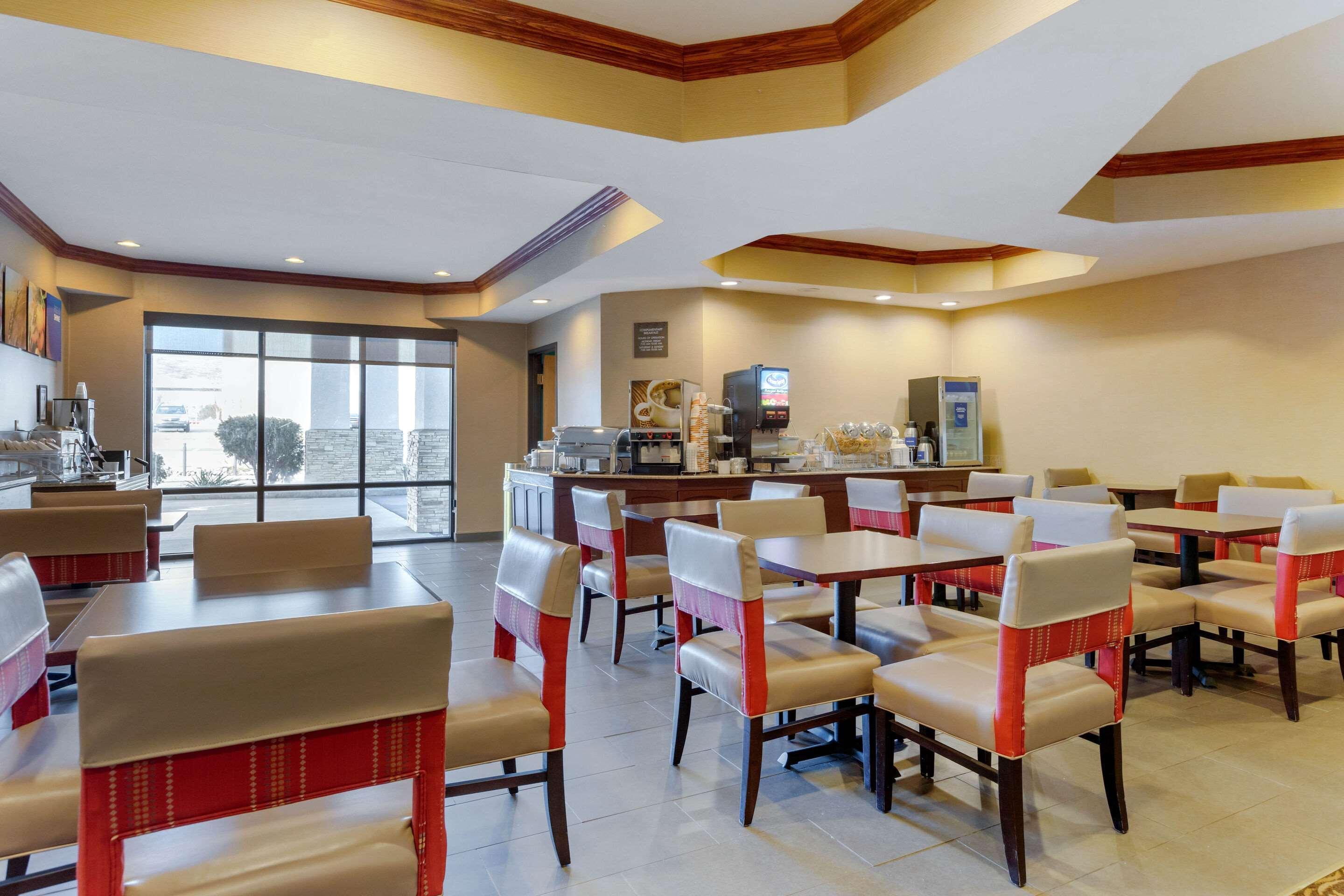 Comfort Suites South Haven Near I-96 Ngoại thất bức ảnh