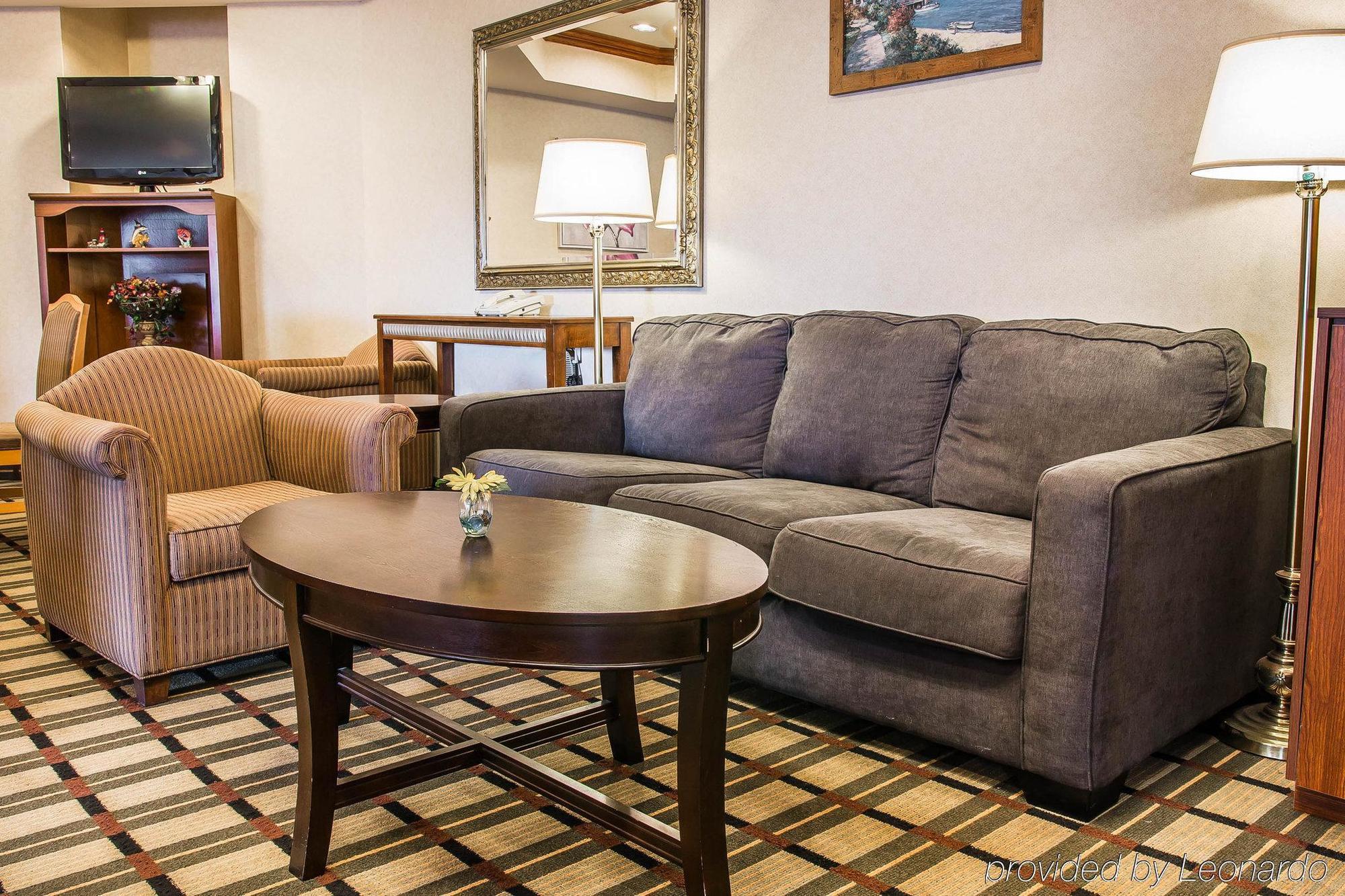 Comfort Suites South Haven Near I-96 Ngoại thất bức ảnh